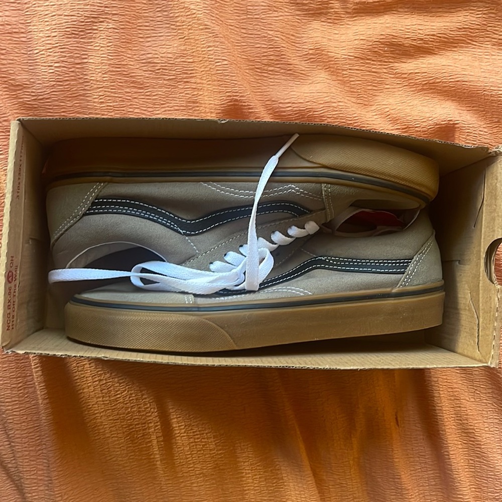 Old Skool Shoe Gum Timber Wolf / Black Vans size W women’s 9 M men’s 7.5